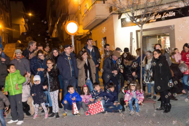 Participaron 800 personas y hubo miles de asistentes pese a la lluvia, reunió miles de asistentes.