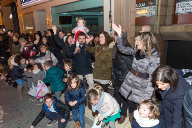 Participaron 800 personas y hubo miles de asistentes pese a la lluvia, reunió miles de asistentes.