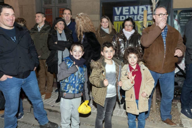 Participaron 800 personas y hubo miles de asistentes pese a la lluvia, reunió miles de asistentes.