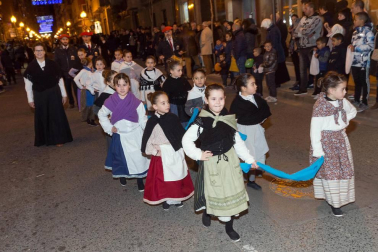 Participaron 800 personas y hubo miles de asistentes pese a la lluvia, reunió miles de asistentes.