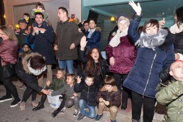 Participaron 800 personas y hubo miles de asistentes pese a la lluvia, reunió miles de asistentes.