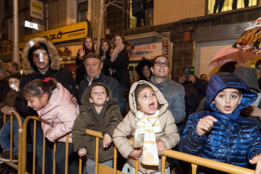 Participaron 800 personas y hubo miles de asistentes pese a la lluvia, reunió miles de asistentes.