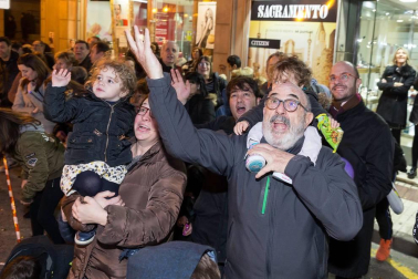 Participaron 800 personas y hubo miles de asistentes pese a la lluvia, reunió miles de asistentes.