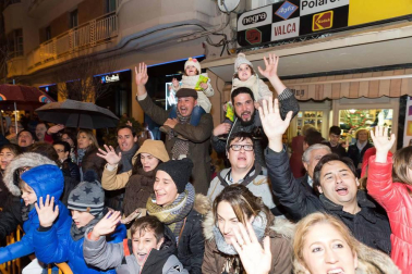 Participaron 800 personas y hubo miles de asistentes pese a la lluvia, reunió miles de asistentes.