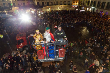 Participaron 800 personas y hubo miles de asistentes pese a la lluvia, reunió miles de asistentes.