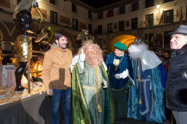 Participaron 800 personas y hubo miles de asistentes pese a la lluvia, reunió miles de asistentes.
