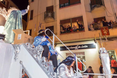 Participaron 800 personas y hubo miles de asistentes pese a la lluvia, reunió miles de asistentes.