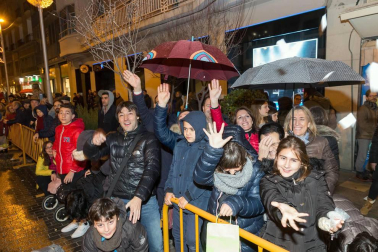 Participaron 800 personas y hubo miles de asistentes pese a la lluvia, reunió miles de asistentes.