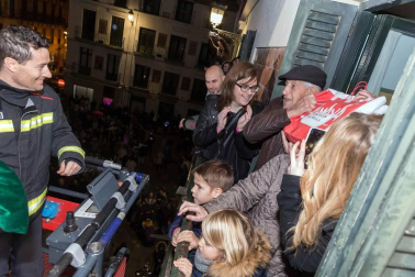 Participaron 800 personas y hubo miles de asistentes pese a la lluvia, reunió miles de asistentes.