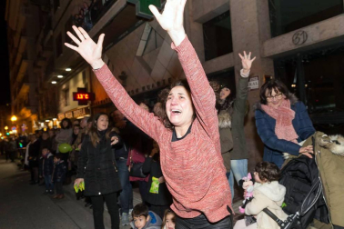 Participaron 800 personas y hubo miles de asistentes pese a la lluvia, reunió miles de asistentes.