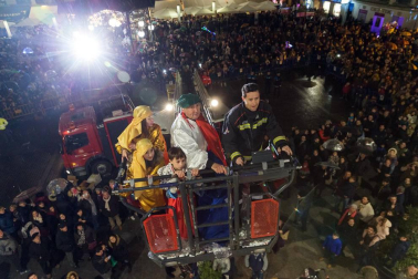 Participaron 800 personas y hubo miles de asistentes pese a la lluvia, reunió miles de asistentes.