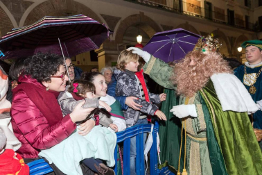Participaron 800 personas y hubo miles de asistentes pese a la lluvia, reunió miles de asistentes.