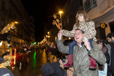 Participaron 800 personas y hubo miles de asistentes pese a la lluvia, reunió miles de asistentes.