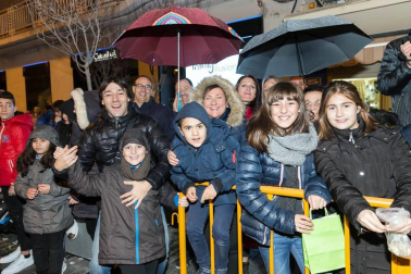 Participaron 800 personas y hubo miles de asistentes pese a la lluvia, reunió miles de asistentes.