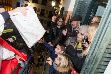 Participaron 800 personas y hubo miles de asistentes pese a la lluvia, reunió miles de asistentes.