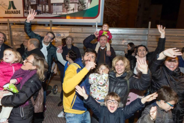 Participaron 800 personas y hubo miles de asistentes pese a la lluvia, reunió miles de asistentes.