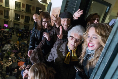 Participaron 800 personas y hubo miles de asistentes pese a la lluvia, reunió miles de asistentes.