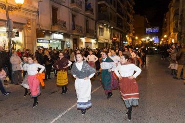 Participaron 800 personas y hubo miles de asistentes pese a la lluvia, reunió miles de asistentes.