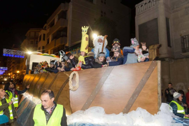 Participaron 800 personas y hubo miles de asistentes pese a la lluvia, reunió miles de asistentes.