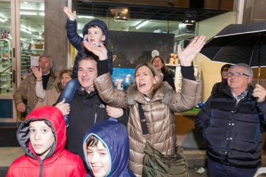 Participaron 800 personas y hubo miles de asistentes pese a la lluvia, reunió miles de asistentes.