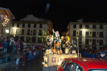 Participaron 800 personas y hubo miles de asistentes pese a la lluvia, reunió miles de asistentes.