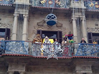 La cabalgata de Reyes reúne en la capital navarra a miles de personas.