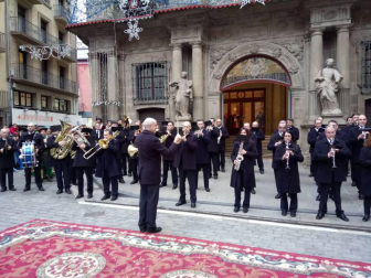 La cabalgata de Reyes reúne en la capital navarra a miles de personas.