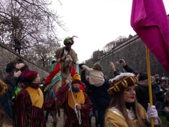 La cabalgata de Reyes reúne en Pamplona a miles de personas.