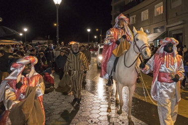 Peñaguda hizo posible en Estella dos horas de cabalgata en la que los Reyes Magos cumplieron con los sueños infantiles