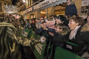 Peñaguda hizo posible en Estella dos horas de cabalgata en la que los Reyes Magos cumplieron con los sueños infantiles