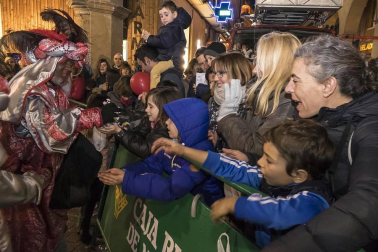 Peñaguda hizo posible en Estella dos horas de cabalgata en la que los Reyes Magos cumplieron con los sueños infantiles