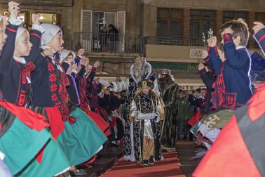 Peñaguda hizo posible en Estella dos horas de cabalgata en la que los Reyes Magos cumplieron con los sueños infantiles
