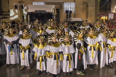 Peñaguda hizo posible en Estella dos horas de cabalgata en la que los Reyes Magos cumplieron con los sueños infantiles