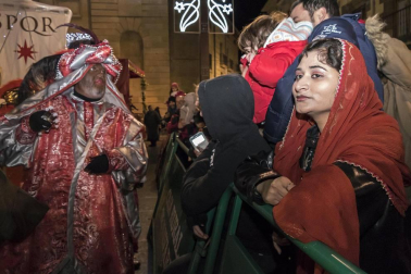 Peñaguda hizo posible en Estella dos horas de cabalgata en la que los Reyes Magos cumplieron con los sueños infantiles