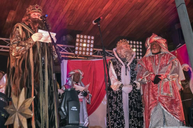 Peñaguda hizo posible en Estella dos horas de cabalgata en la que los Reyes Magos cumplieron con los sueños infantiles