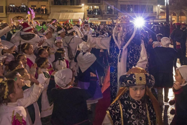 Peñaguda hizo posible en Estella dos horas de cabalgata en la que los Reyes Magos cumplieron con los sueños infantiles