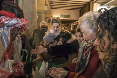 Peñaguda hizo posible en Estella dos horas de cabalgata en la que los Reyes Magos cumplieron con los sueños infantiles