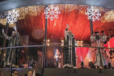 Peñaguda hizo posible en Estella dos horas de cabalgata en la que los Reyes Magos cumplieron con los sueños infantiles