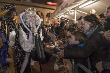 Peñaguda hizo posible en Estella dos horas de cabalgata en la que los Reyes Magos cumplieron con los sueños infantiles