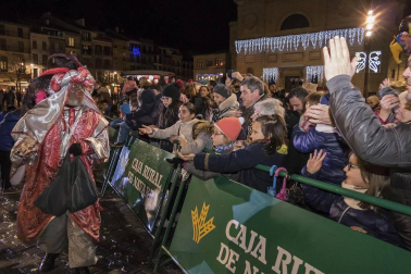 Peñaguda hizo posible en Estella dos horas de cabalgata en la que los Reyes Magos cumplieron con los sueños infantiles