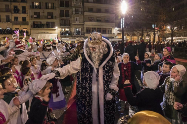 Peñaguda hizo posible en Estella dos horas de cabalgata en la que los Reyes Magos cumplieron con los sueños infantiles