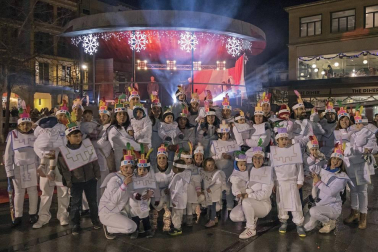 Peñaguda hizo posible en Estella dos horas de cabalgata en la que los Reyes Magos cumplieron con los sueños infantiles