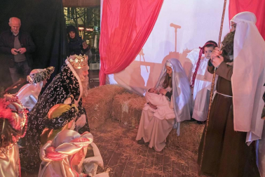 Peñaguda hizo posible en Estella dos horas de cabalgata en la que los Reyes Magos cumplieron con los sueños infantiles