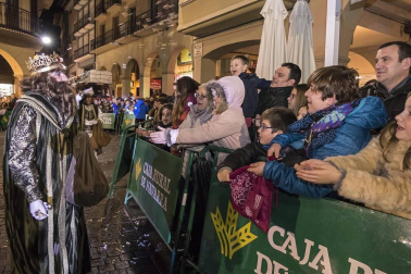 Peñaguda hizo posible en Estella dos horas de cabalgata en la que los Reyes Magos cumplieron con los sueños infantiles