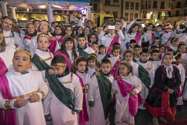 Peñaguda hizo posible en Estella dos horas de cabalgata en la que los Reyes Magos cumplieron con los sueños infantiles