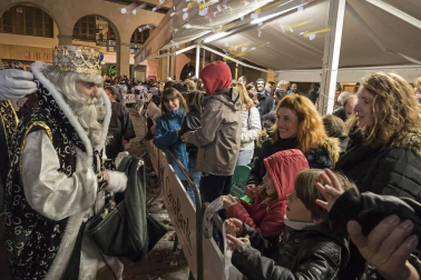 Peñaguda hizo posible en Estella dos horas de cabalgata en la que los Reyes Magos cumplieron con los sueños infantiles