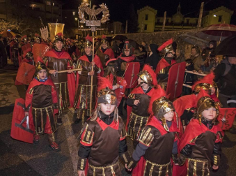 Peñaguda hizo posible en Estella dos horas de cabalgata en la que los Reyes Magos cumplieron con los sueños infantiles