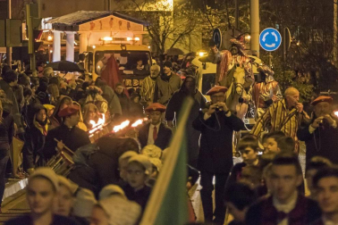Peñaguda hizo posible en Estella dos horas de cabalgata en la que los Reyes Magos cumplieron con los sueños infantiles