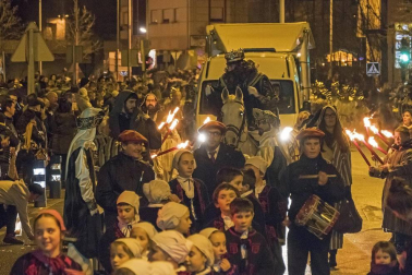 Peñaguda hizo posible en Estella dos horas de cabalgata en la que los Reyes Magos cumplieron con los sueños infantiles