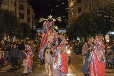 Peñaguda hizo posible en Estella dos horas de cabalgata en la que los Reyes Magos cumplieron con los sueños infantiles